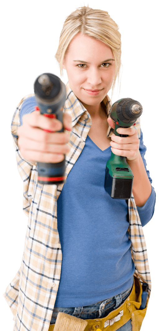 femme blonde tenant dans les deux mains un perceuse vêtue d'une t-shirt bleu et une chemise à carreaux